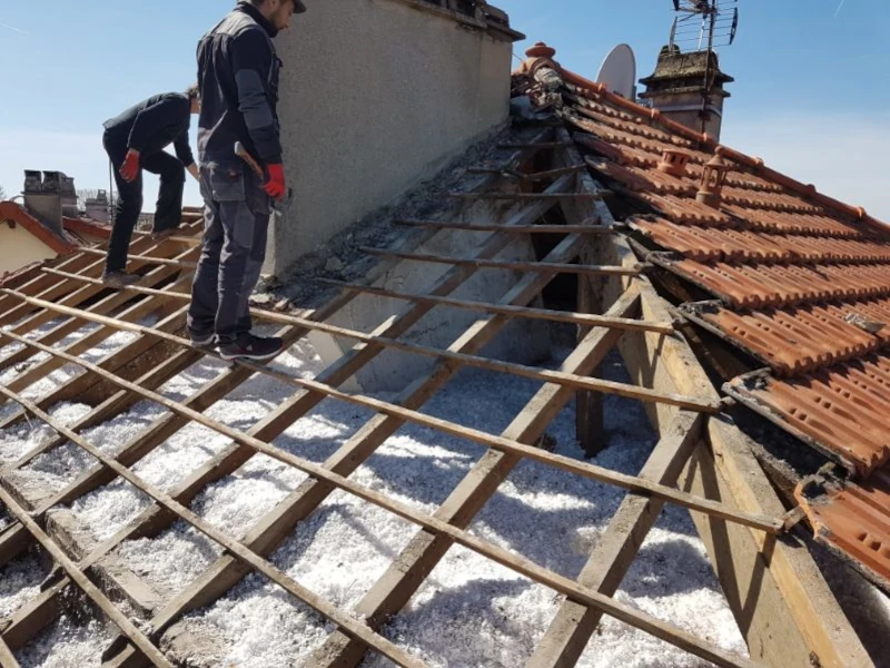 chantier de remplacement de toiture dépose de l'ancienne couverture Vitry-sur-Seine