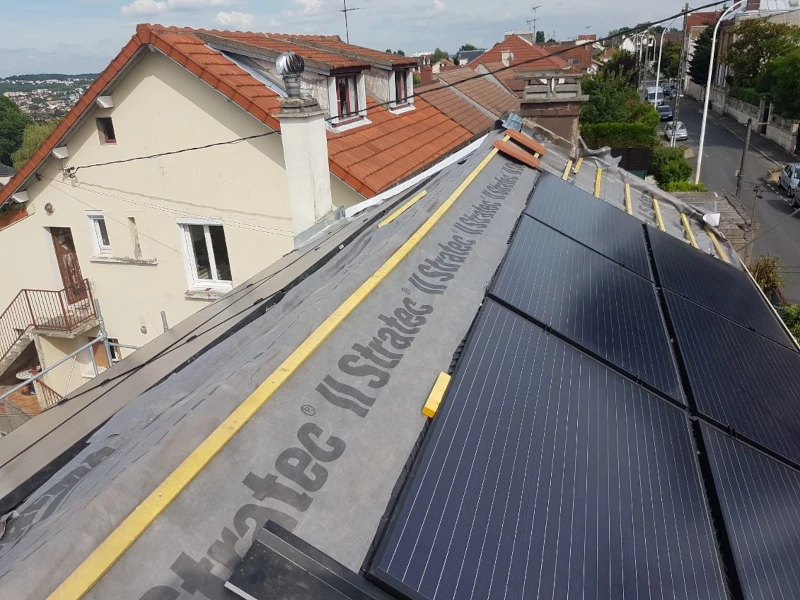 remplacement de couverture sur une toiture avec panneaux solaires pendant les travaux à Créteil